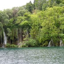 湖に注ぎ込む滝