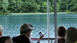 湖を渡る遊覧船を待つ人で大渋滞していました。