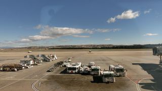 西部劇に出てきそうな空港の景色でした