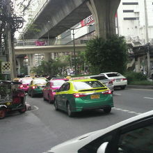 バンコク市内の渋滞の中を走るタクシーです。