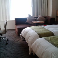 やや広めのツインは、窓際に大きめのソファが。