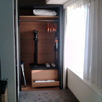 窓際にハンガーなど、左側がバス。