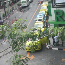 スクウィンヴィット通りで、乗客を待つタクシーの列です。