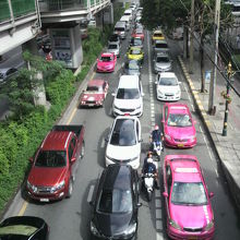 バンコク市内の渋滞の中のタクシーです。さすがに動けません。