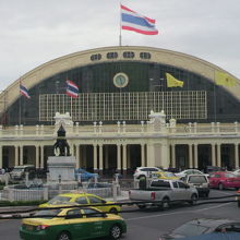 乗客を求めて、バンコクの主要拠点駅に集まるタクシーです。