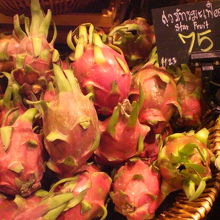 名前はわかりませんが、綺麗で鮮やかな色で、おいしそうでした。