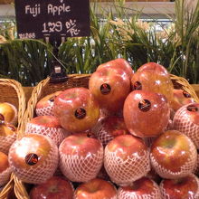 日本のフジのリンゴです。５００円を越えますので高いです。