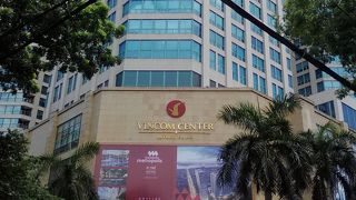 ツインタワーにまたがるショッピングセンター