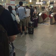 窓口に並ぶ長蛇の列