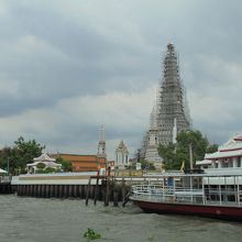 渡し船から見た大仏塔です。