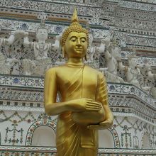 金ぴかの仏立像もあります。