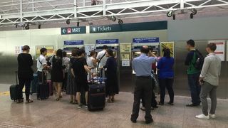 駅直結でコンパクトな駅なので便利だか、国際空港の駅だと言うのに早朝だと正式な窓口が開いておらず不便。