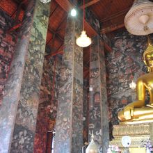 お堂の中の柱や壁には仏教の絵が描かれています。