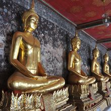 黄金色の１５６体の仏像が並んでいます。