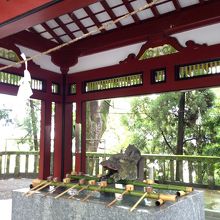 豊富な水の手水舎