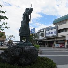 ２松本駅と上人像