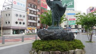 松本駅前広場の深志の清水の傍にあります