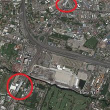 バンナー駅の近くを高速道路が通り、国際展示場もあります。