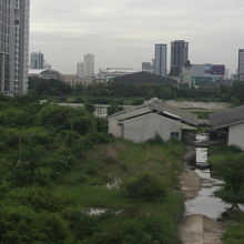 ウドムスック駅近傍の緑に囲まれた広大な土地の広がりです。