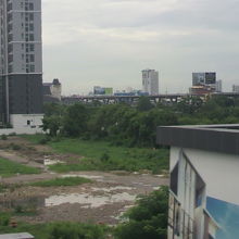 バンナー駅とウドムスック駅の間にある高速道路の様子です。