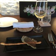 グラスワインを頼んだら、ピリ辛グリッシーニと燻製生ハムが…