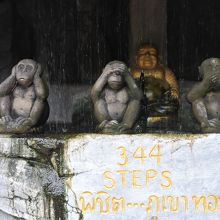 見ざる・言わざる・聞かざるの３匹の猿がお出迎え