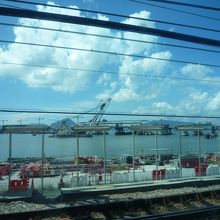 エアポートエクスプレスの車窓から。