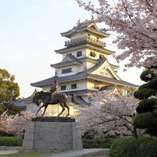 天守と銅像、桜