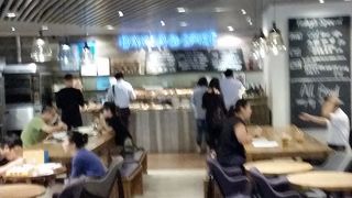 芸術の香り漂うK11の地下にあり、一人ごはんにもお勧め。