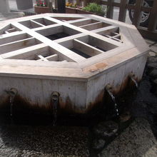 汲む人が余程多いことが想像されるレイアウトですね！