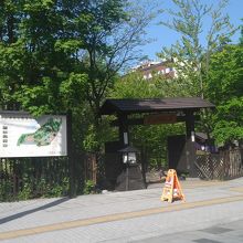 道路からの入り口。