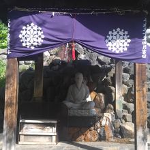 開祖の像が湯を浴びています。
