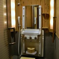 シャワールームも和モダンな飾りつけ。