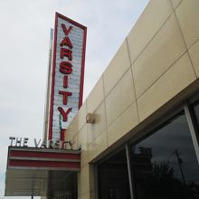 大きな道路沿いにあり、MARTAの最寄りから徒歩5分圏内