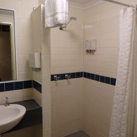 シャワーのみ。洗面のところにドライヤーあり。