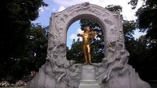 市立公園にある金色の像です。