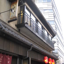 外の通り沿いのカウンターでは焼き鳥をつまみに一杯の皆様