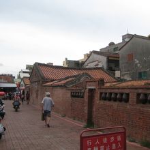 路地は車が入って来ないので、安心して歩けます。