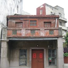 古そうな住宅ですが、趣があります。