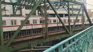 八山橋を通る京急