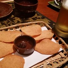 お通しの海老せんとシンハーの生ビール