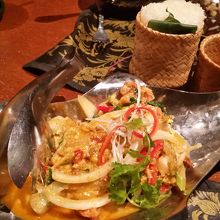 ソフトシェルクラブのプーパッポンカレーともち米