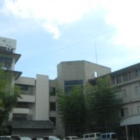 幹線道路際に駐車場があり、奥がエントランスです。