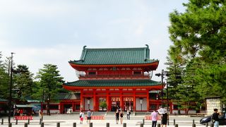 朱色の鳥居をくぐって