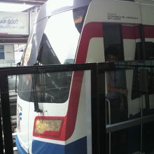 先頭車の車両の横側に付けられている「ポルシェの設計」です。