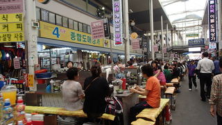 とにかく人がいっぱい。でもＢ級グルメの宝庫