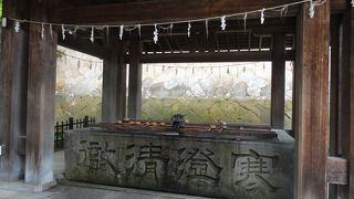 立派な手水舎と絵馬が印象的でした。