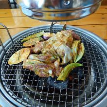 ヤギ肉から焼いていきます