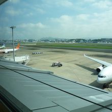 窓側席を確保し飛行機ウォッチ☆彡