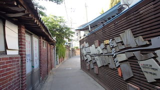 見過ごしえしまいそうな小さな路地